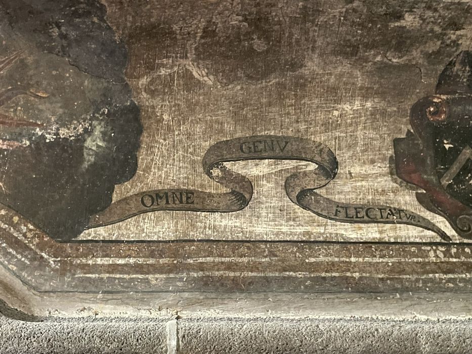 cheminée monumentale en partie peinte représentant deux blasons avec crosse et mitre d'Antoine Rigoulet, abbé de Mozac de 1613 à 1641, détail