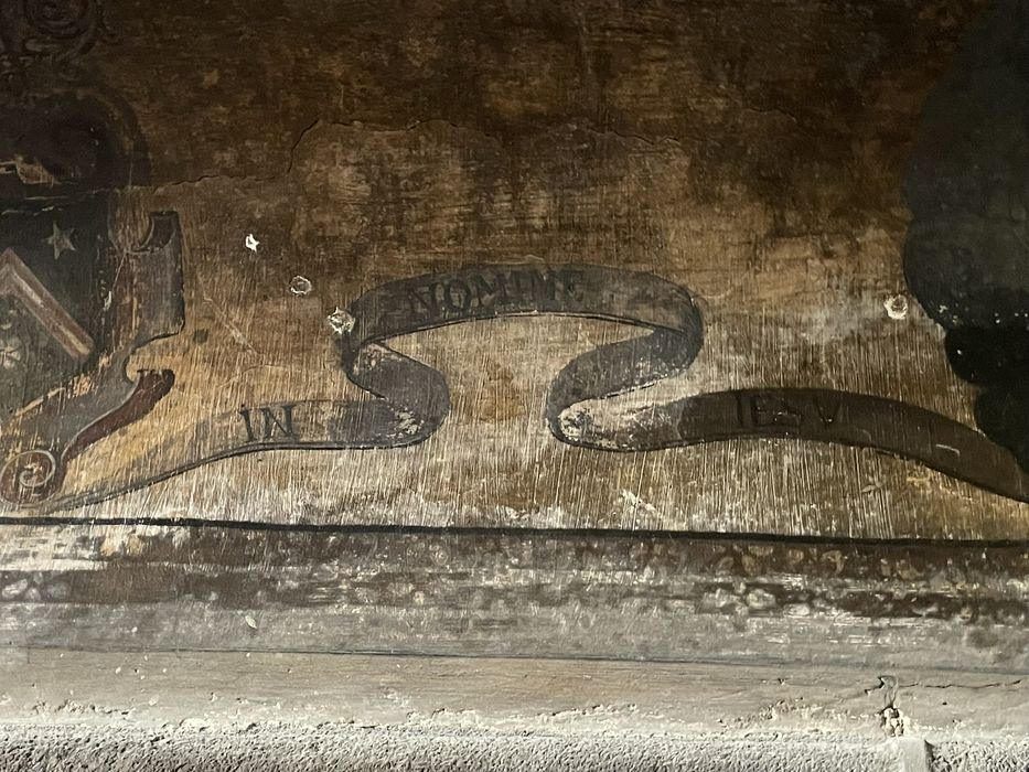 cheminée monumentale en partie peinte représentant deux blasons avec crosse et mitre d'Antoine Rigoulet, abbé de Mozac de 1613 à 1641, détail