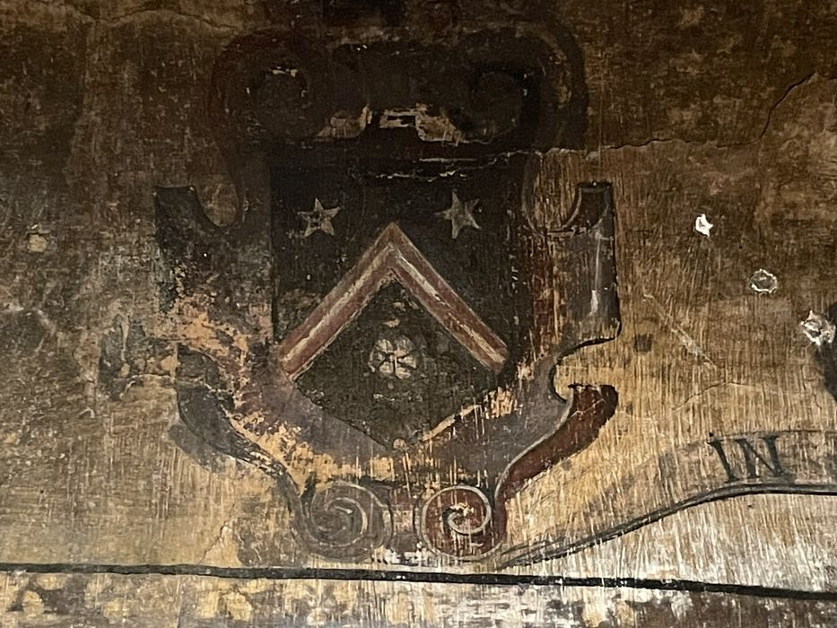 cheminée monumentale en partie peinte représentant deux blasons avec crosse et mitre d'Antoine Rigoulet, abbé de Mozac de 1613 à 1641, détail