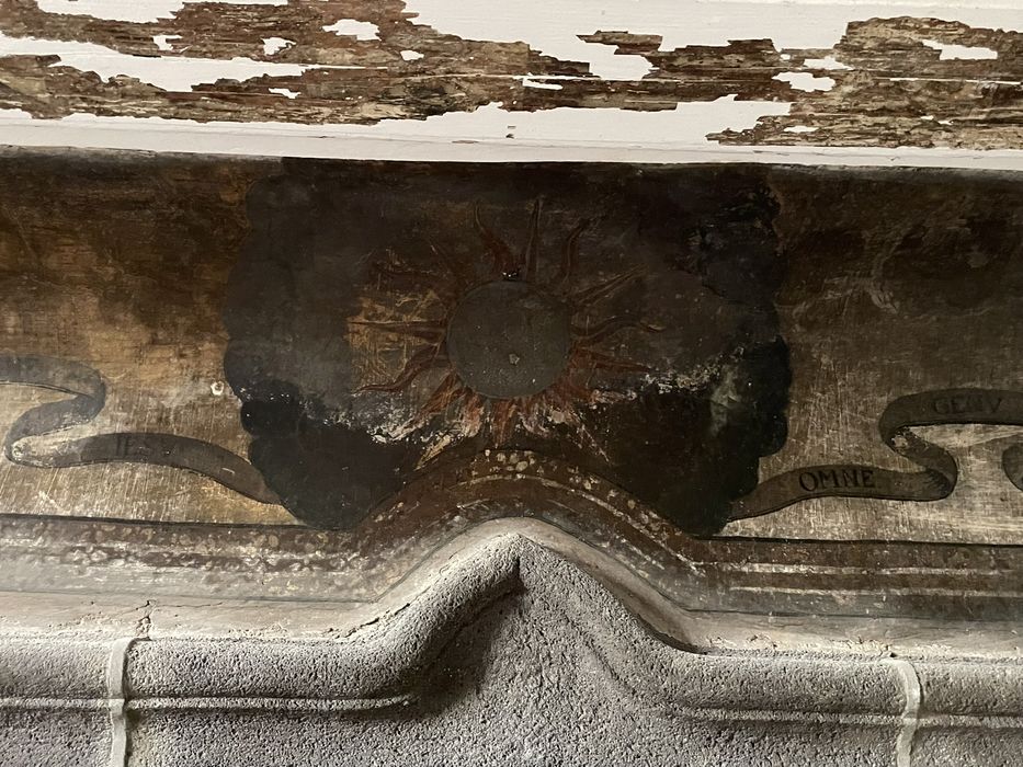 cheminée monumentale en partie peinte représentant deux blasons avec crosse et mitre d'Antoine Rigoulet, abbé de Mozac de 1613 à 1641, détail