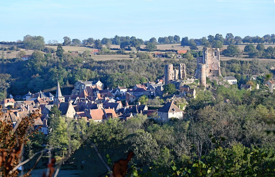 vue générale des ruines dans son environnement depuis l’Est