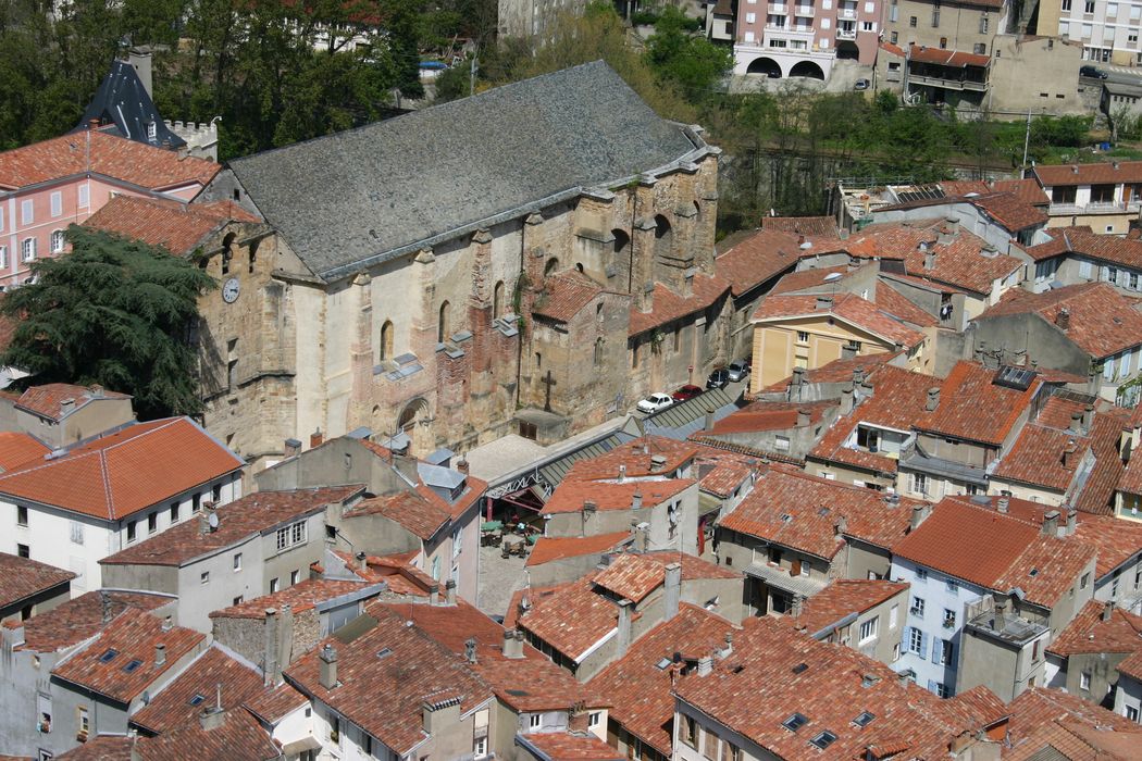 vue générale de l’église dans son environnement depuis le château au Sud-Ouest 
