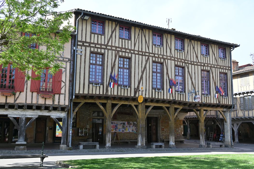 façade sur la place