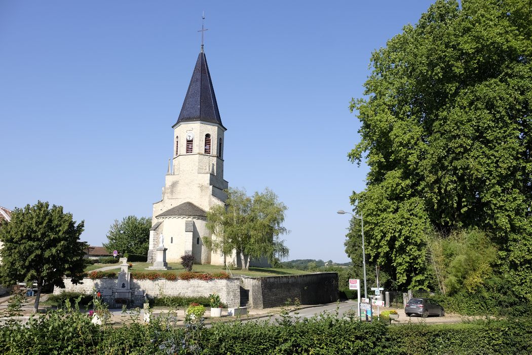vue générale de l’église dans son environnement depuis l’Est