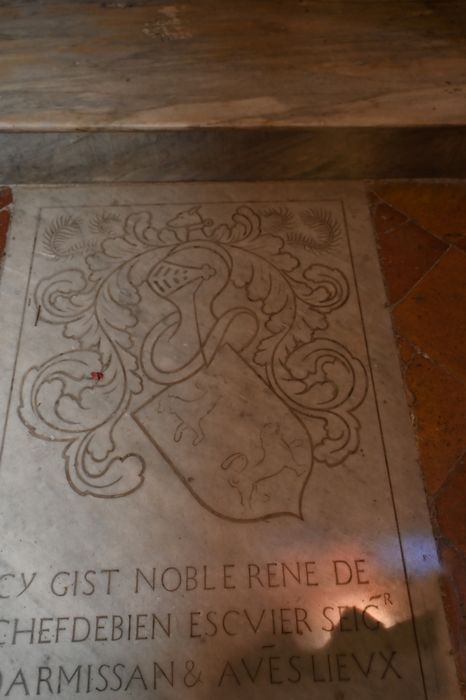dalle funéraire de René de Chefdebien, écuyer, seigneur d'Armissan, vue partielle