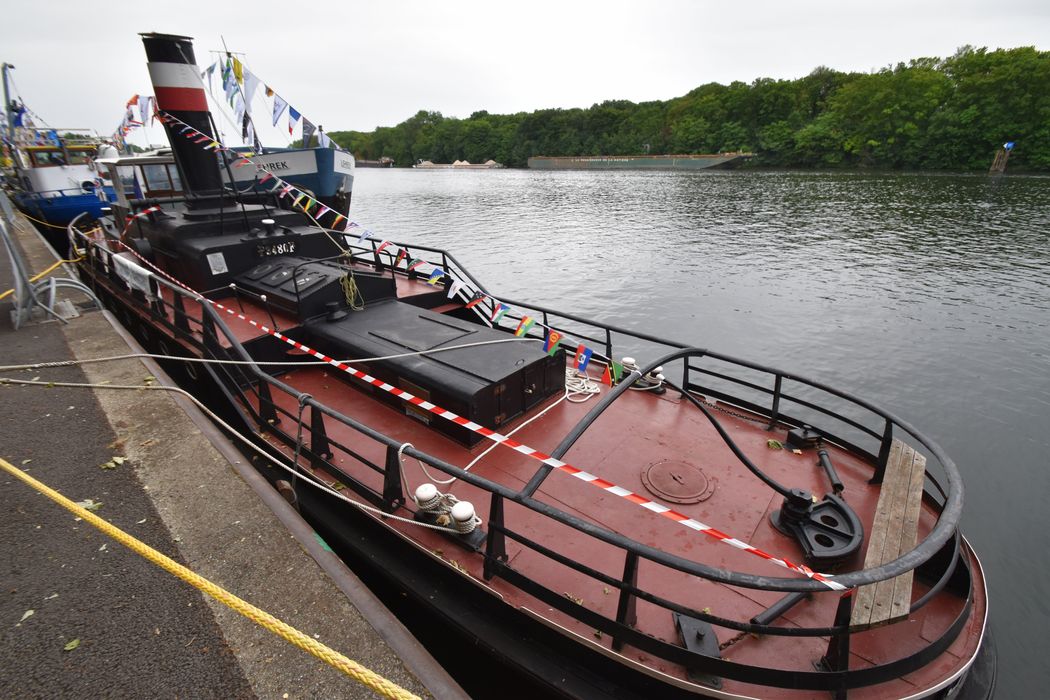 bateau de service (remorqueur fluvial) dit Jacques