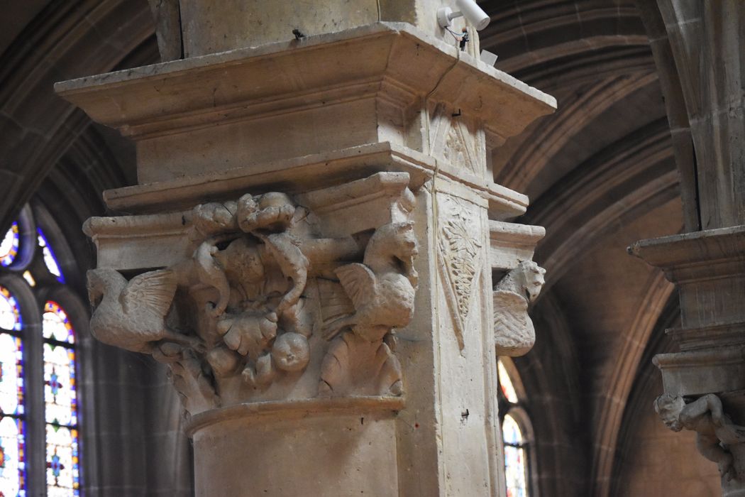 nef, détail d’un chapiteau sculpté