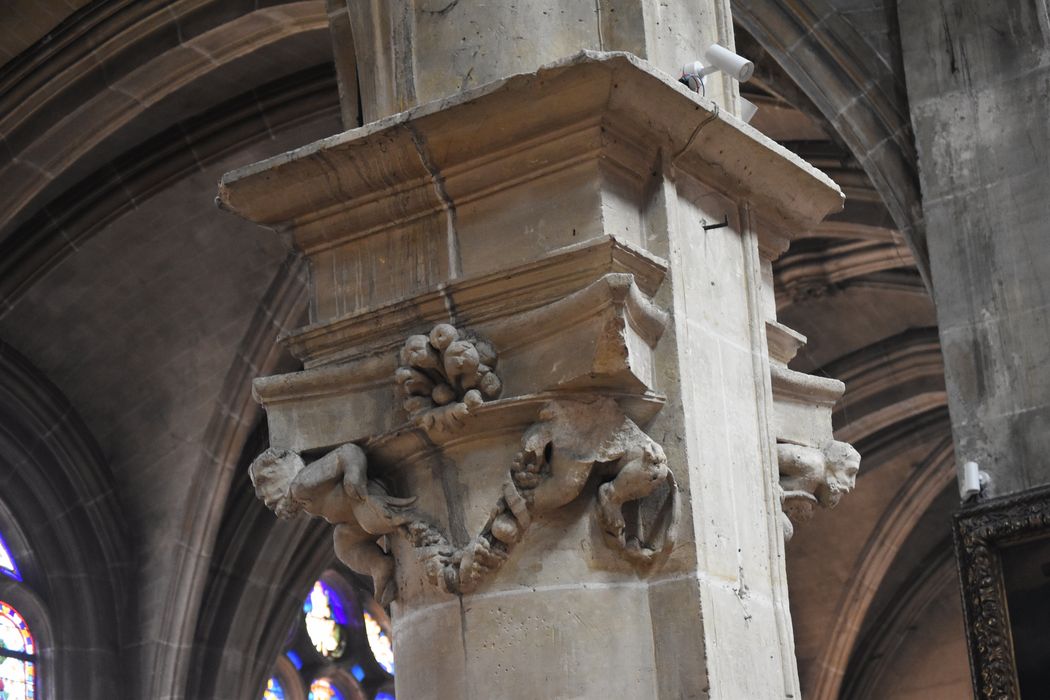 nef, détail d’un chapiteau sculpté