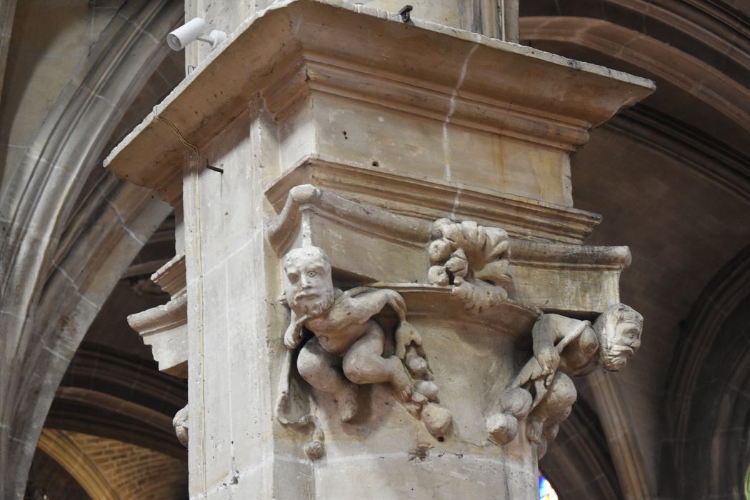 nef, détail d’un chapiteau sculpté