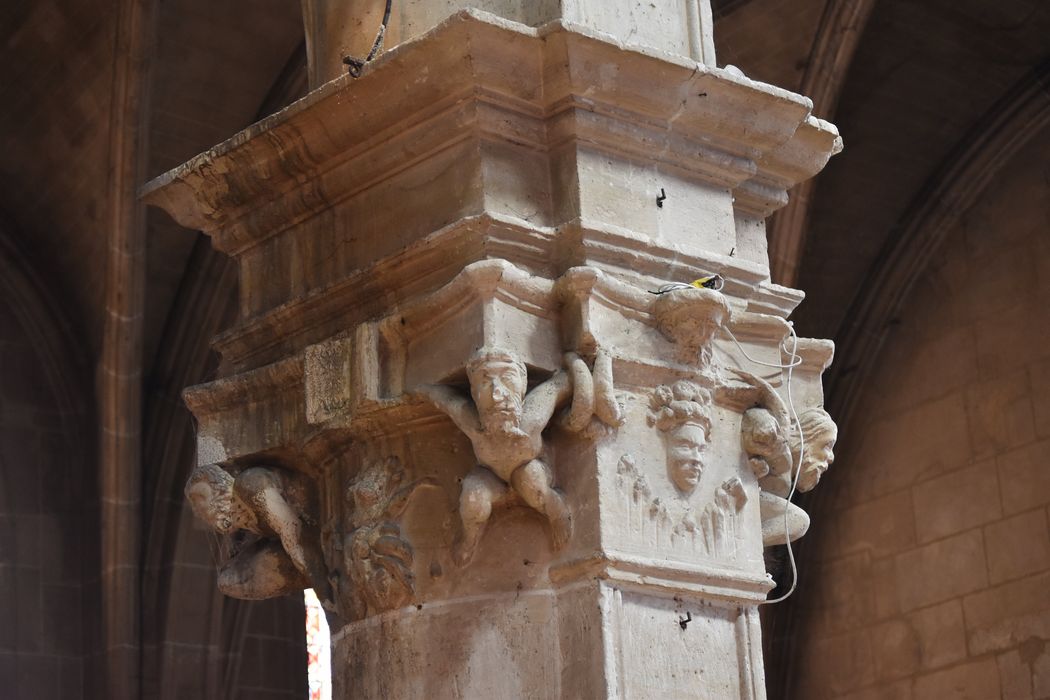 nef, détail d’un chapiteau sculpté
