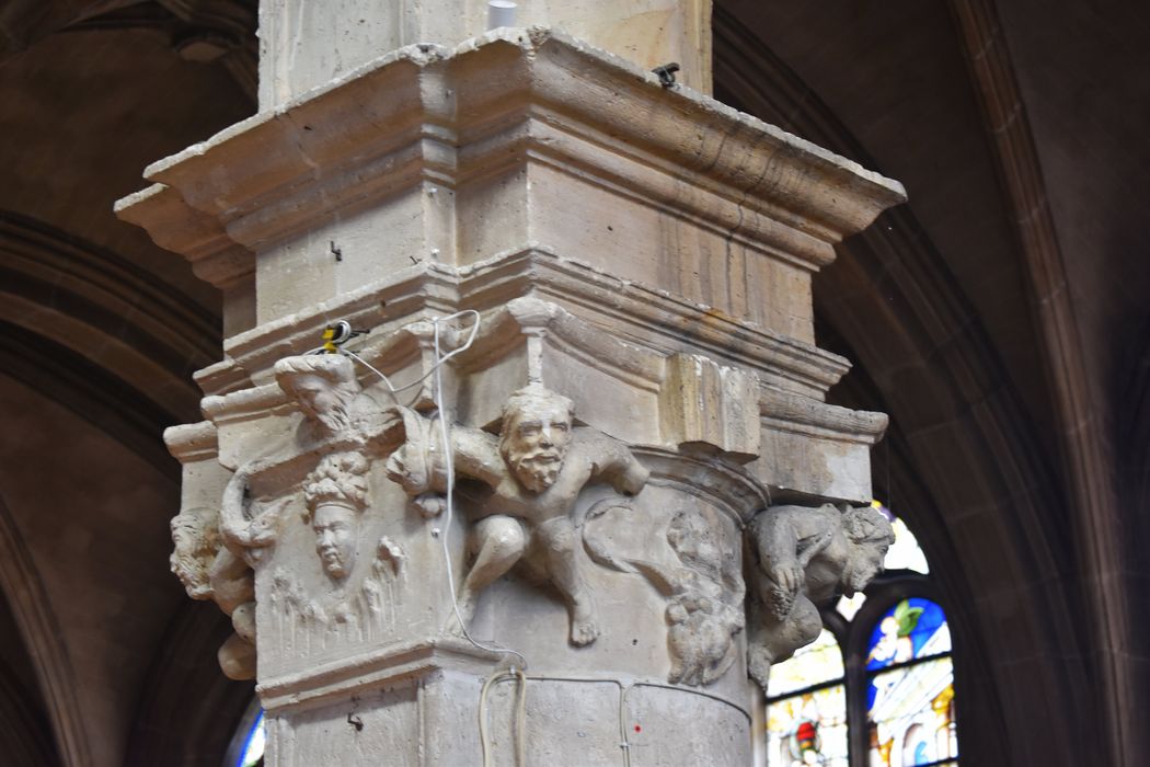 nef, détail d’un chapiteau sculpté