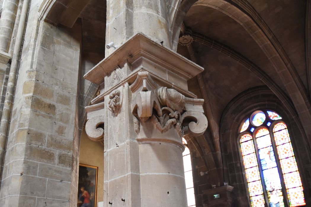 nef, détail d’un chapiteau sculpté