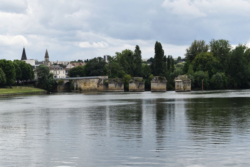 vue générale du pont depuis les berges de Pont sur la Seine