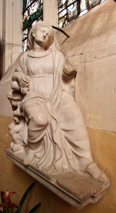 groupe sculpté : Femme assise et son enfant
