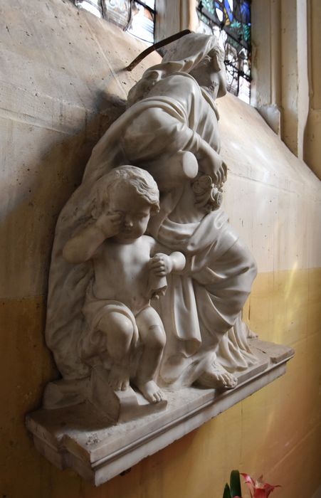 groupe sculpté : Femme assise et son enfant