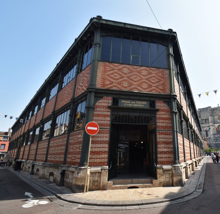 façade d’entrée à l’angle des rues Gambetta et du Plat d’Étain