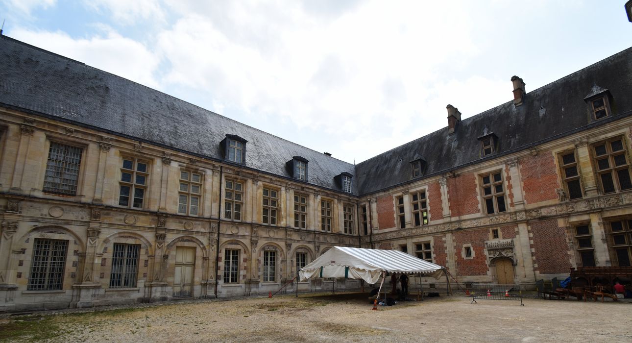 cour intérieure, aile est et sud, façades ouest et nord
