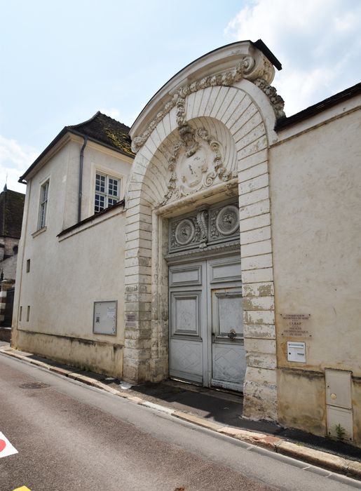 portail monumental sur rue d’accès à la cour intérieure
