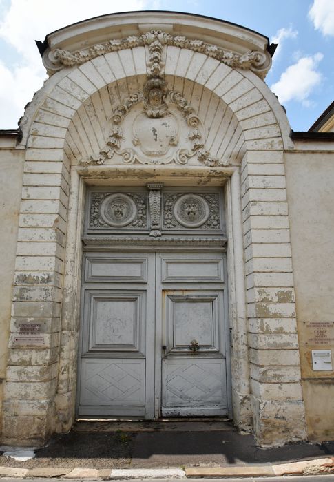 portail monumental sur rue d’accès à la cour intérieure