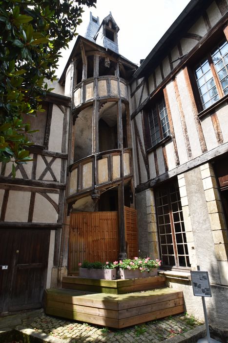 cour intérieure est, escalier à vis extérieure dans l’angle nord-ouest