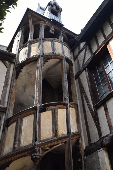 cour intérieure est, escalier à vis extérieure dans l’angle nord-ouest, vue partielle