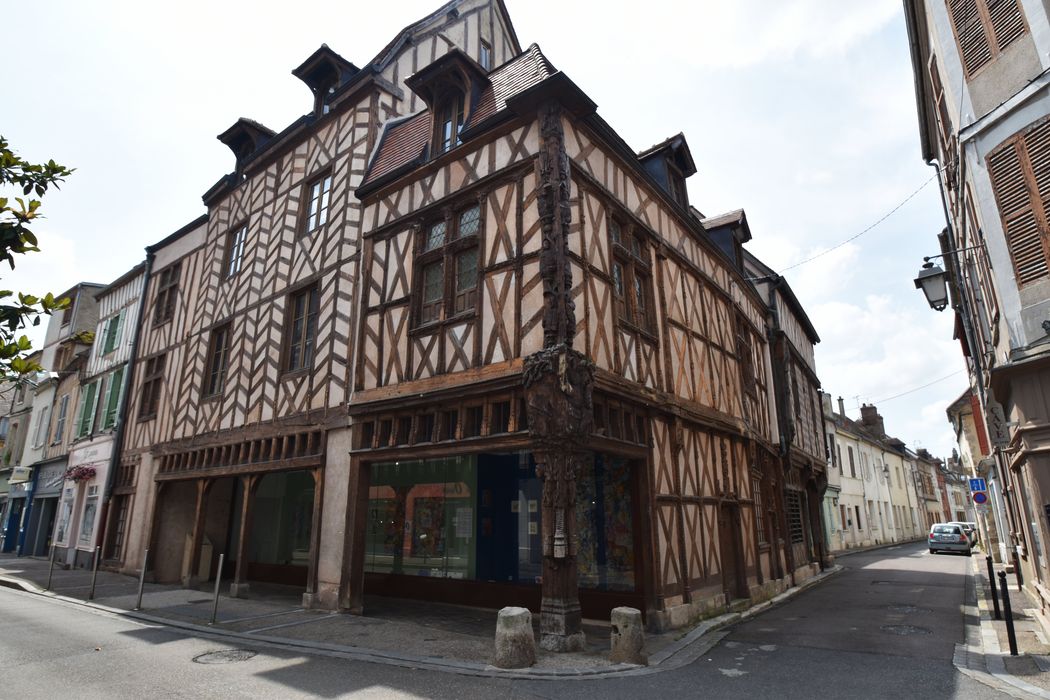 façades sur les rues Jean Cousin et de la République
