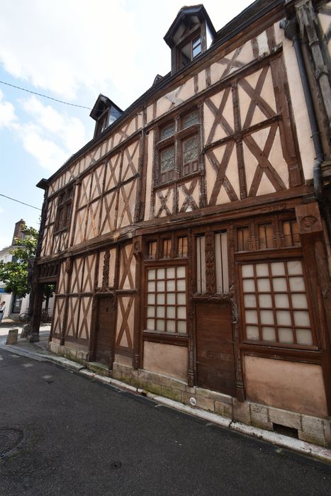 façade sur la rue Jean Cousin