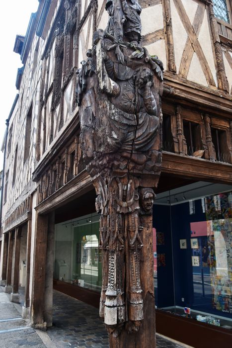 façades sur rues, détail du poteau cornier