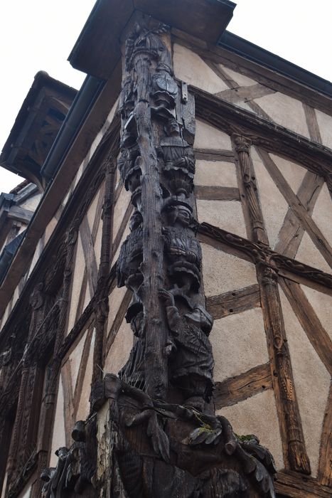 façades sur rues, détail du traitement décoratif de l’angle