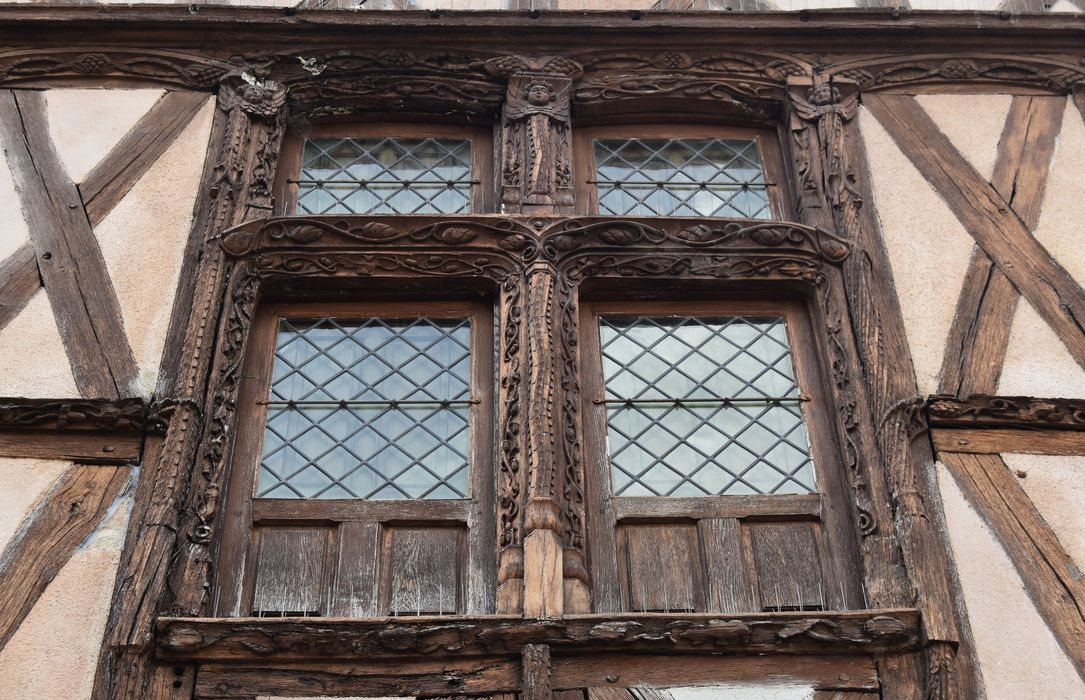 façade sur la rue Jean Cousin, détail d’une baie à meneau