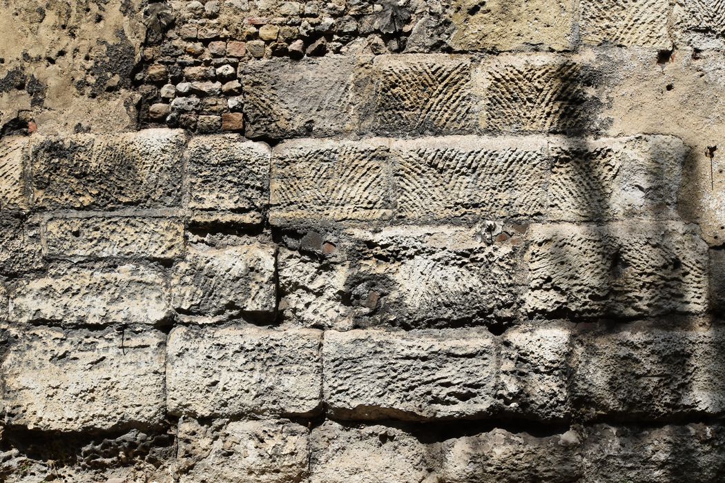tronçon du rempart sur le cours Chambonas, détail des maçonneries