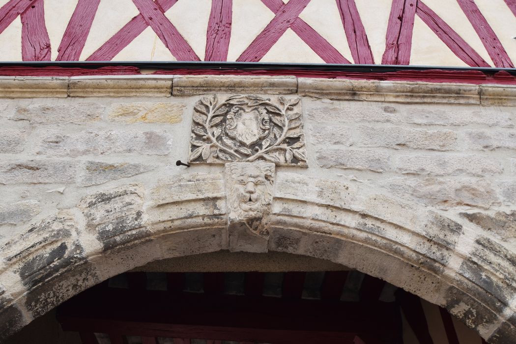 détail du bas-relief surmontant le porche d’accès sur rue