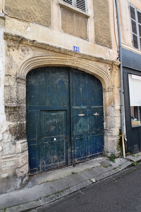 porche d’accès sur rue