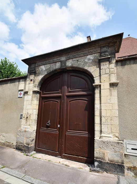 portail d’accès monumental sur rue