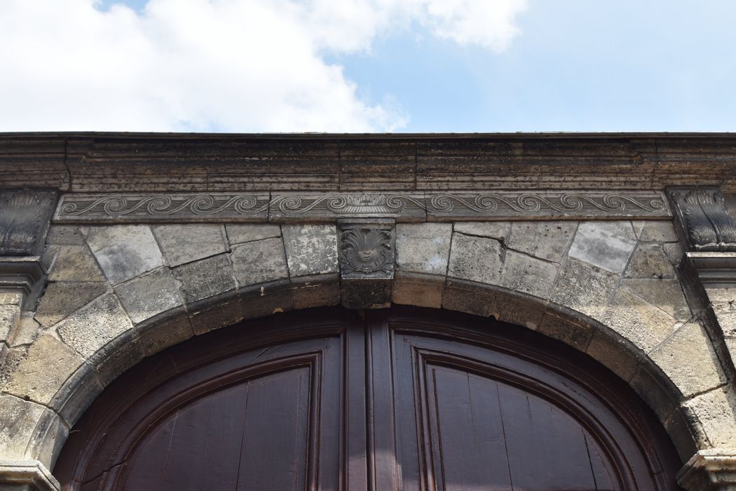 portail d’accès monumental sur rue, détail