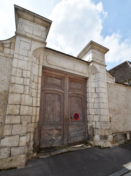 portail d’accès monumental sur rue