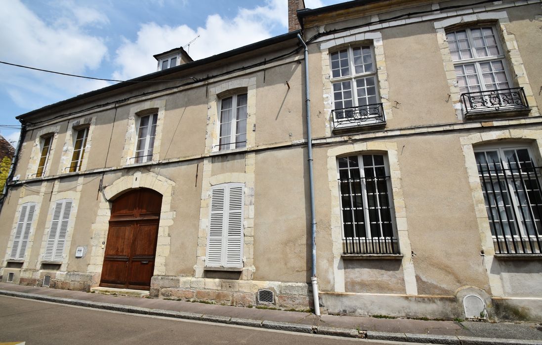 façade sur rue du n°8