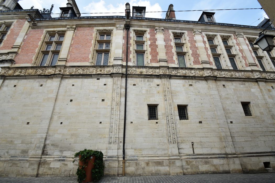 façade sud sur la rue des Déportés et de la Résistance, vue partielle