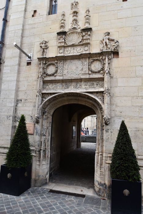 portail d’accès sur la rue des Déportés et de la Résistance à la cour intérieure