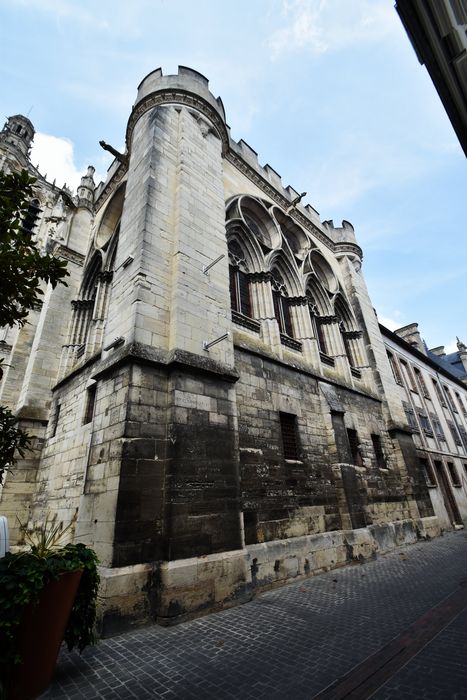 façade sud sur la rue des Déportés et de la Résistance, vue partielle
