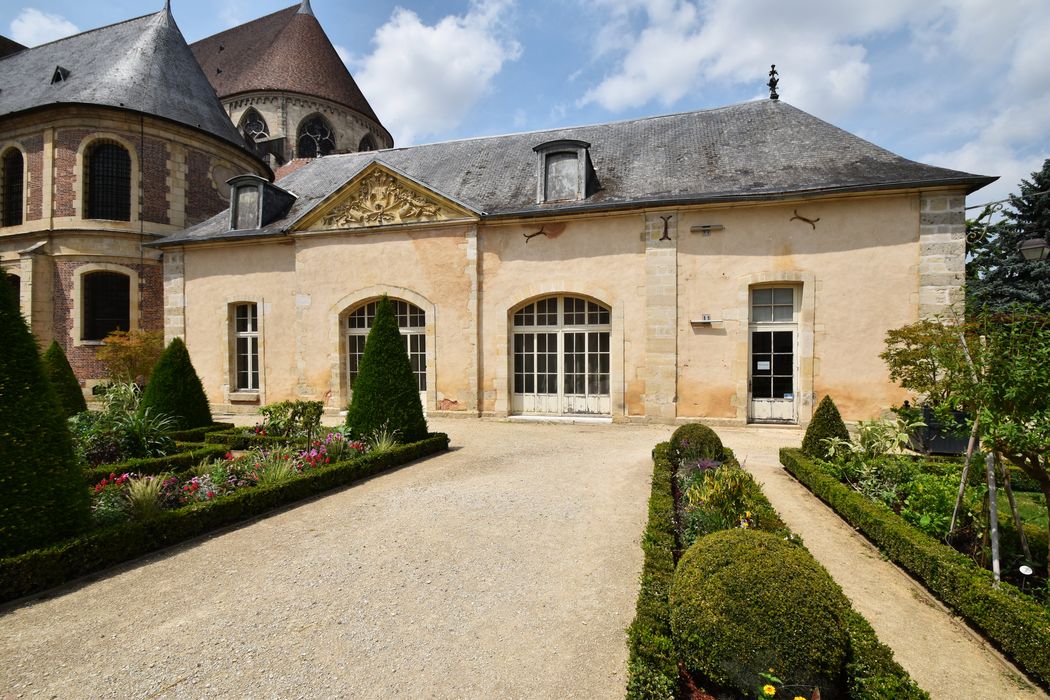 orangerie dans le jardin, façade sud