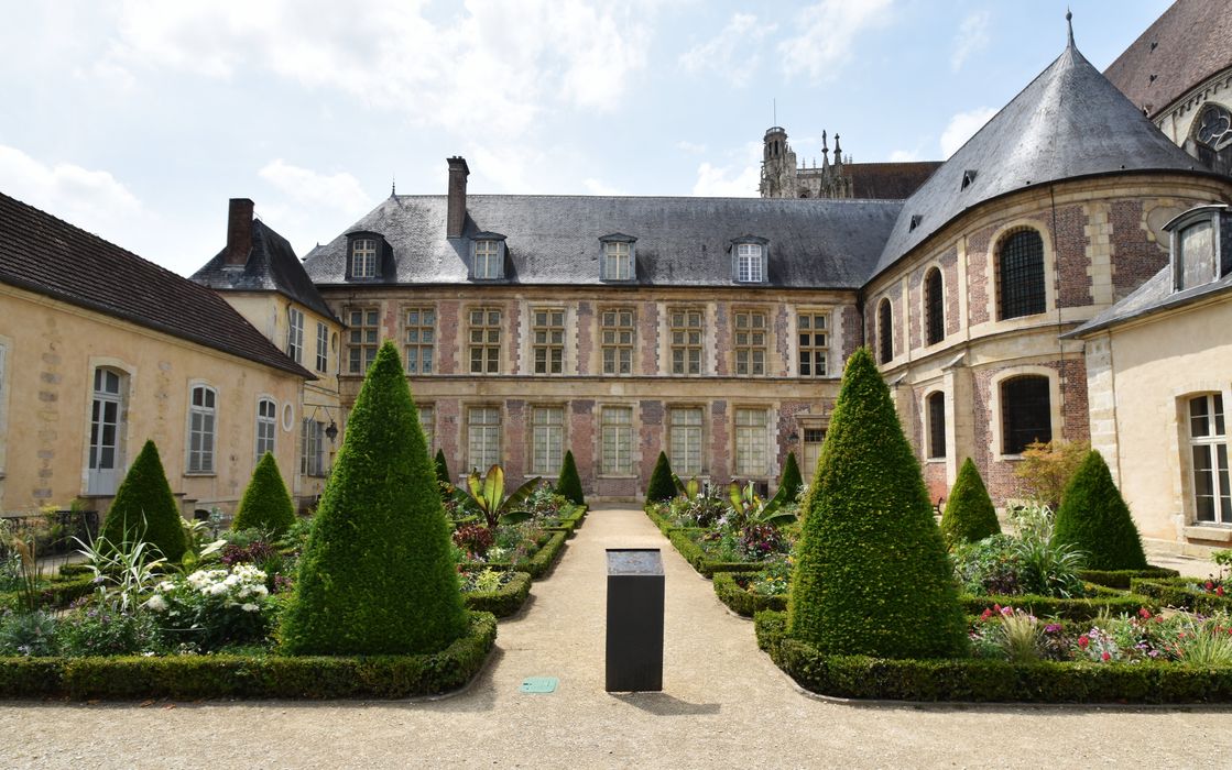 aile est sur jardin, façade est