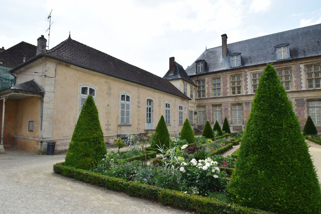 aile sud sur jardin, façade nord