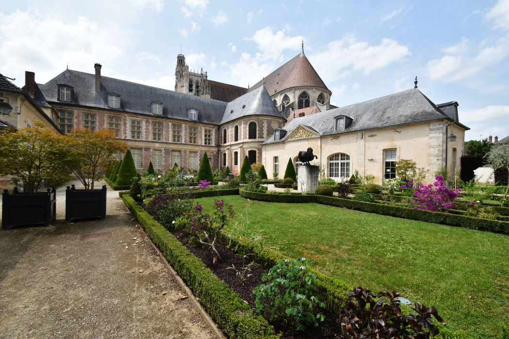 ensemble est depuis le jardin