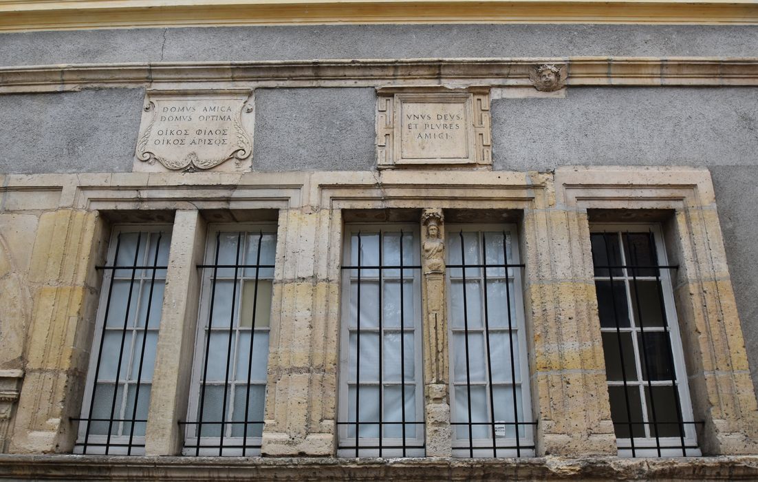 façade sur rue, détail de baies du rez-de-chaussée
