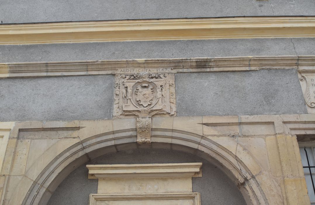 façade sur rue, détail d’un bas-relief armorié