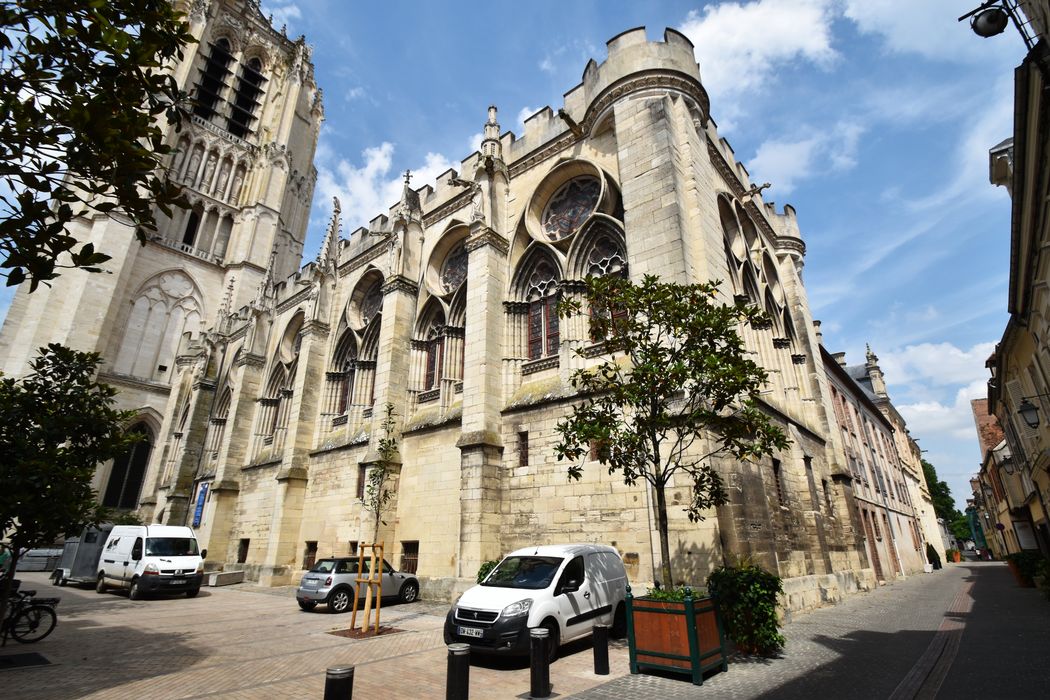 façade ouest sur la place de la place de la République