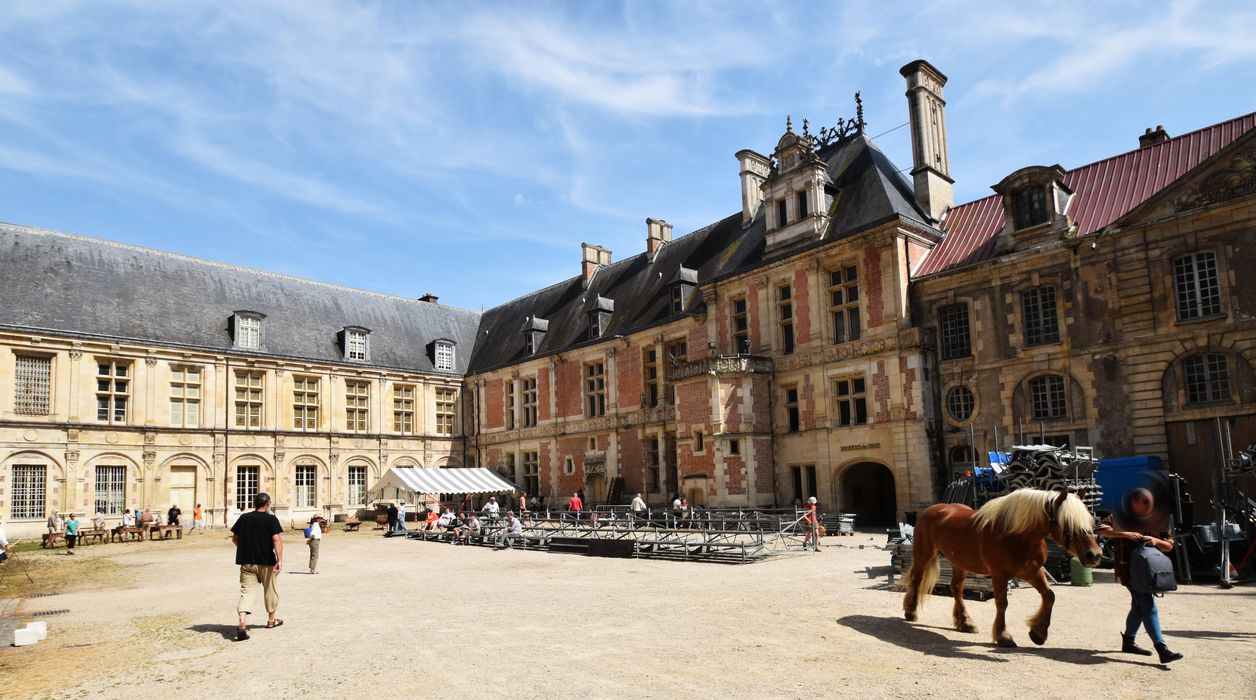 cour intérieure, aile est et sud, façades ouest et nord