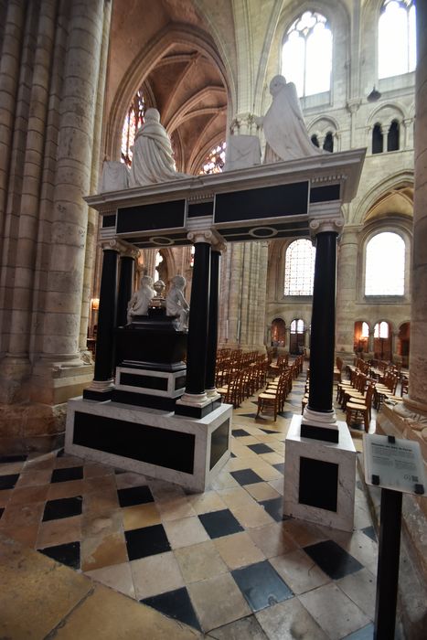 mausolée des Davy du Perron (Jacques du Perron et Jean du Perron, archevêques)
