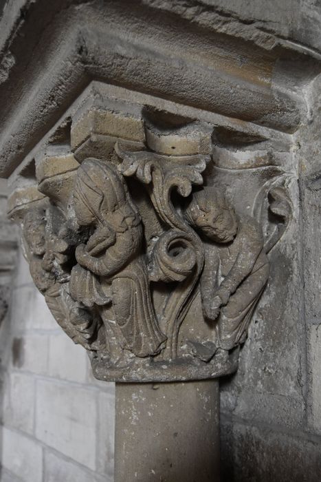 déambulatoire nord, détail d’un chapiteau sculpté